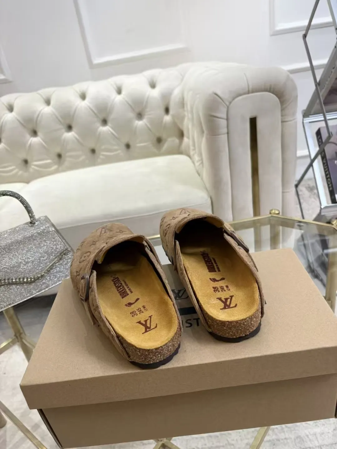 Women's p560 Men's p580 ✨ LV couple's toe-cap slippers | Full of high-end feel, you can walk with wind! ✨ This pair of LV classic toe-cap slippers is simply a "walking grass-planting machine"! Original three-dimensional embossed cowhide + cowhide fabric, the texture is high-end at first glance, and you will become a rich daughter/son in seconds ~💅 🌟 Why must you join TA? ✔️ Original embossed cowhide - clear texture but not cheap, classic presbyopia yyds ✔️ Belt buckle + metal logo - ecstatic control of details, exquisite to the heel! ✔️ Sheepskin lining + cushioned footbed - it feels like stepping on clouds ☁️, and you won’t feel tired when you go shopping~ ✔️ Non-slip rubber sole - walking is as stable as a mountain, and you are not afraid of slipping on rainy days!  👫 The best outfit for couples: Whether it’s shorts, T-shirts👕 or long skirts and suits👗, pairing these shoes with each other will immediately create a lazy and high-end atmosphere! Everyday outings/vacations, no matter what you shoot, it will look like a blockbuster📸🔥 The texture and foot feel that only the higher version can have, it is not a hit or a hit! Heartbeat is not as good as action. True love is true when both pairs are in pairs~💖 #LVcoupleslippers #高色综合 #好看不狠的 Feet #couples’ must-have